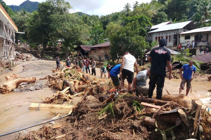Sangihe Tiger Club (STIC) terjun langsung untuk membantu masyarakat Desa Lebo, Kabupaten Sangihe yang tertimpa bencana.