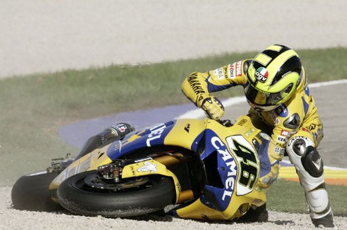 Terjatuh di Valencia pada tahun 2006, Valentino Rossi harus kehilangan gelar juara dunia MotoGP