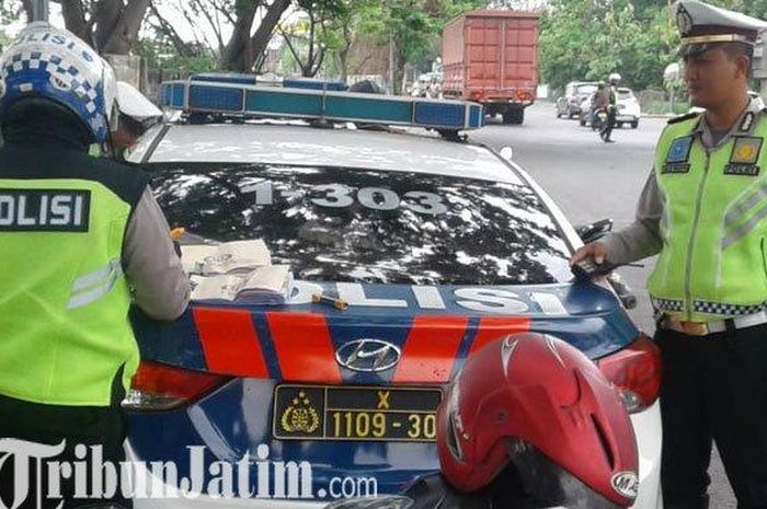 Polisi saat menindak pengendara sepeda motor yang tidak melengkapi surat-surat di Jalan Raya Cerme, Sabtu (4/1/2020).