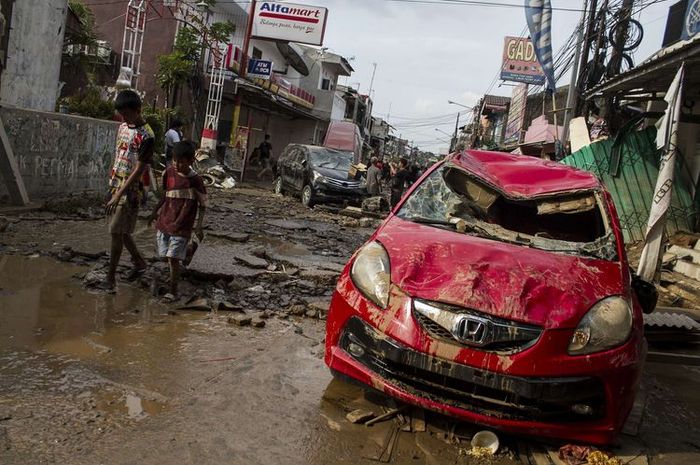 Honda Brio yang terendam banjir di Pondok Gede, Jatiasih, Bekasi