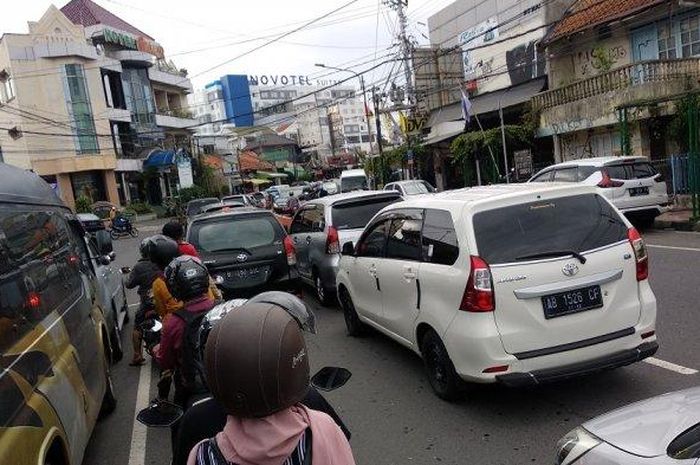 Kepadatan lalu lintas di Jalan Mataram, Yogyakarta, Kamis (2/1)