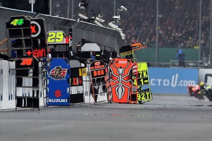 Apa saja info yang disajikan pit board MotoGP?