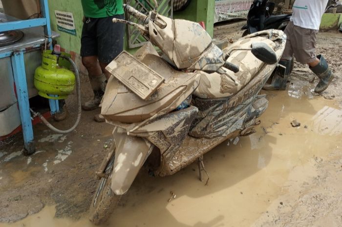 Honda Vario 150 berlumuran lumpur setelah terendam banjir di Perumahan Pondok Gede Permai.
