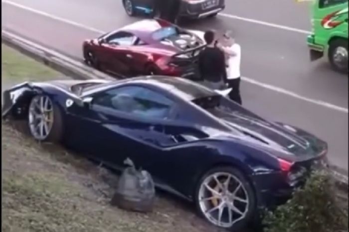 Sebuah Ferrari terlibat kecelakaan di Tol  Pasar Rebo