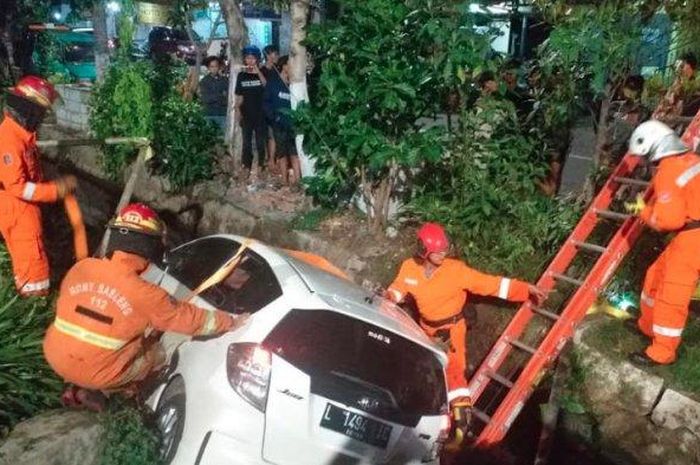 Kondisi Honda Jazz yang masuk parit saat dievakuasi oleh Tim Rescue PMK Surabaya 