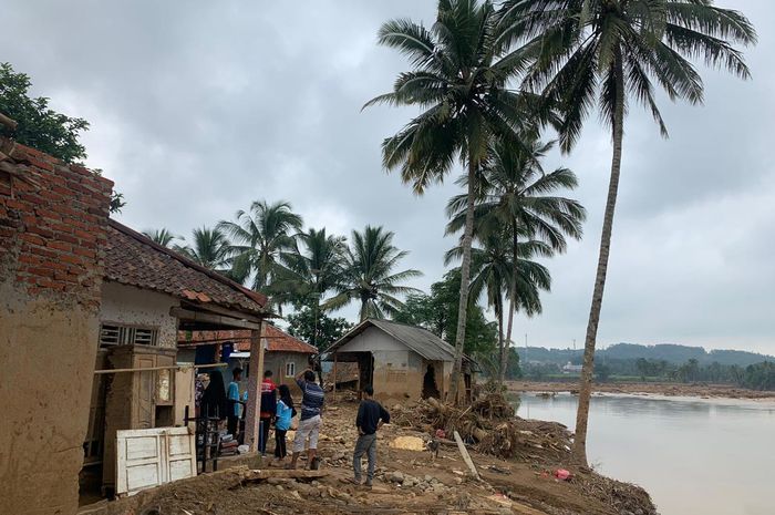 Sebagian rumah yang tersapu banjir bandang di Cipanas, Lebak, Banten awal Januari 2020