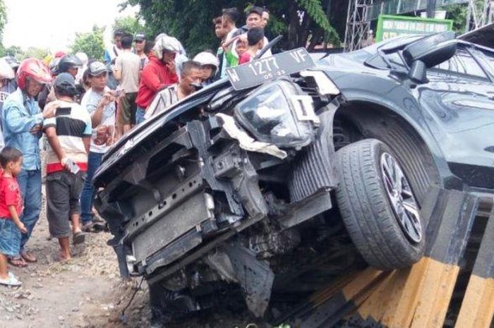 Xpander bernopol W 1277 VF tertabrak kereta api di perlintasan rel kereta api Jalan Raya Tanggulangin Sidoarjo, Minggu (5/1/2020) siang.