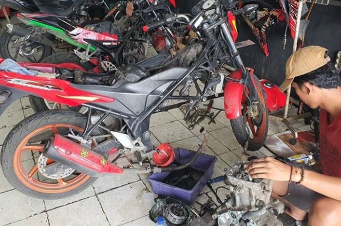 Honda CB150R turun mesin akibat terendam banjir.