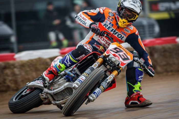 Marc Marquez naik motor dirt bike