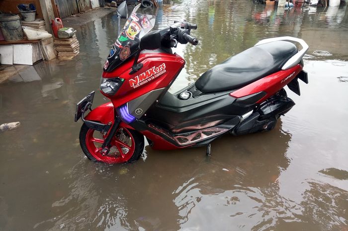 Ilustrasi Yamaha NMAX yang kebanjiran