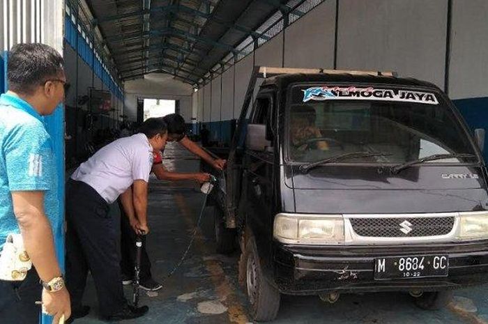 Kabid Lalu-lintas dan Angkutan Jalan Dinas Perhubungan (Dishub) Bangkalan, Ari Moein mengecek kegiatan uji KIR kendaraan pikap di kantor Dishub Bangkalan 