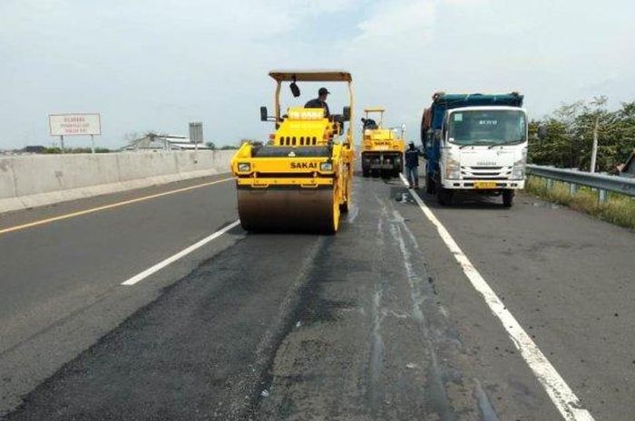 Perbaikan di jalan Tol Batang-Pemalang