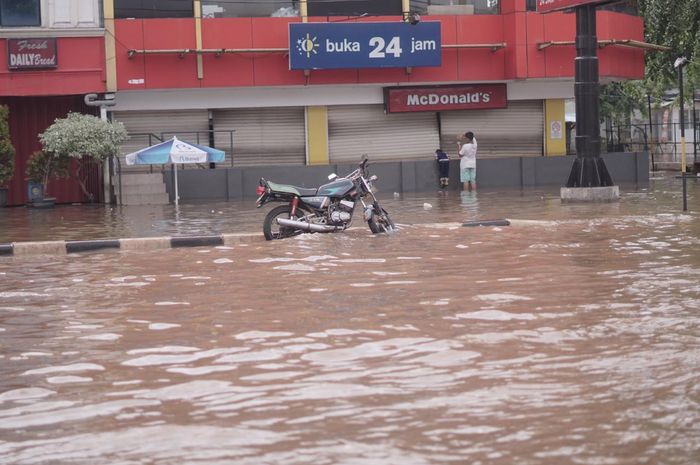 Motor terendam banjir di Jakarta