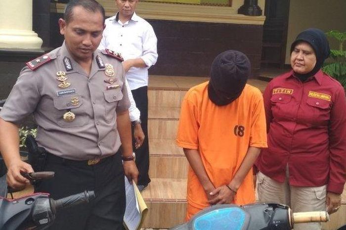 Seorang tersangka Begal remaja saat gelar perkara di Mapolsek Tanjungkarang Barat, Senin (6/1/2020). Begal Pura-pura Sakit di Jalan, Incar Remaja dan Perempuan di Lampung. 