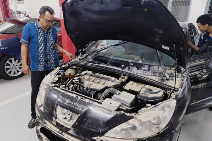 Mobil Peugeot yang terkena banjir