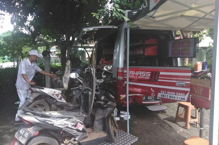 Dua motor matik Honda korban banjir sedang dalam penanganan di bengkel AHASS Siaga,