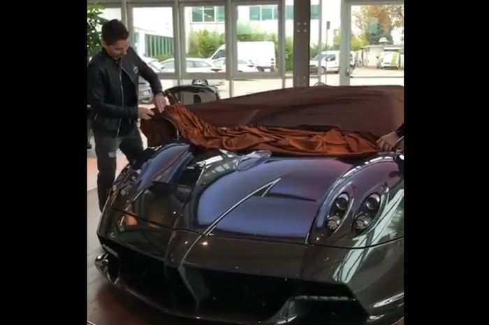 Pagani Huayra Roadster yang dipesan Jorge Lorenzo akhinya tiba juga