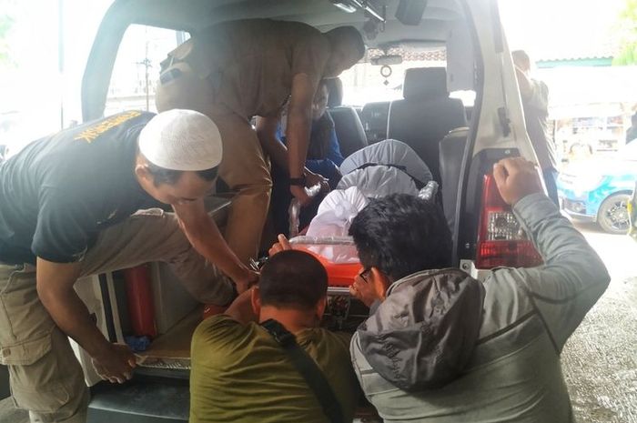 asad almarhum Taufik Hidayat dievakuasi ke mobil jenazah di RSUD R Syamsudin, Sukabumi, Jawa Barat, Senin (6/1/2020) .(KOMPAS.COM/BUDIYANTO)