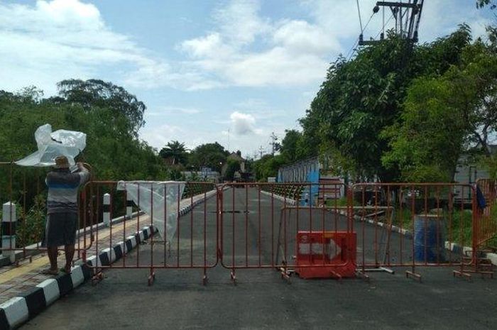 Suasana jembatan GL Zoo yang masih belum dioperasikan akibat terkendala tiang listrik, Rabu (8/1/2020). 