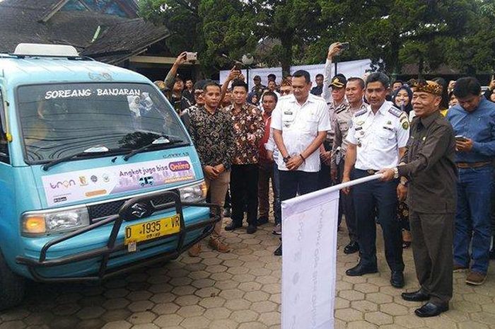 Sekretaris Daerah Kabupaten Bandung, Teddy Kusdiana, resmi peluncuran angkot online jurusan Soreang-Banjaran, di Panyaungan, Jalan Banjaran-Soreang, Kabupaten Bandung, Rabu (8/1/2020). 