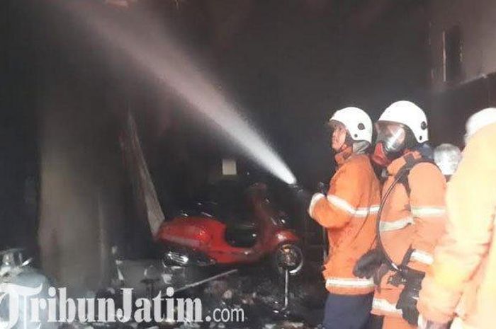 Dealer Piaggio di Gubeng, Surabaya terbakar dan membuat satu Vespa ludes
