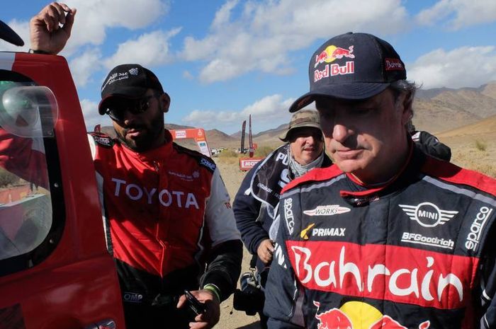 Carlos Sainz (kanan) usai berdebat dengan navigator Toyota Gazoo Racing, Matthieu Baumel (kiri) usai etape ketiga. 