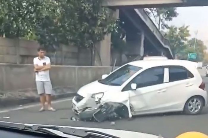 Honda Brio mengalami kecelakaan tunggal di pintu keluar tol Cikupa, kabupaten Tangerang, Banten