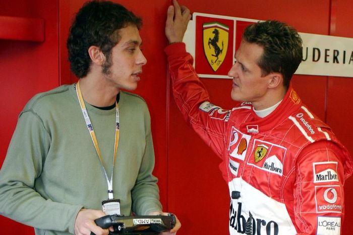 Valentino Rossi dan Michael Schumacher ketika menjajal mobil F1 Ferrari