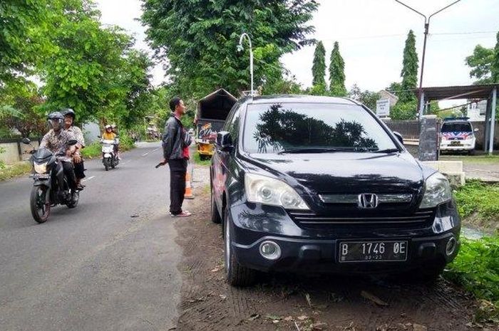 Kendaraan Honda CRV yang terlibat kecelakaan diamankan di Satlantas Polres Karanganyar, Rabu (8/1/2020). 