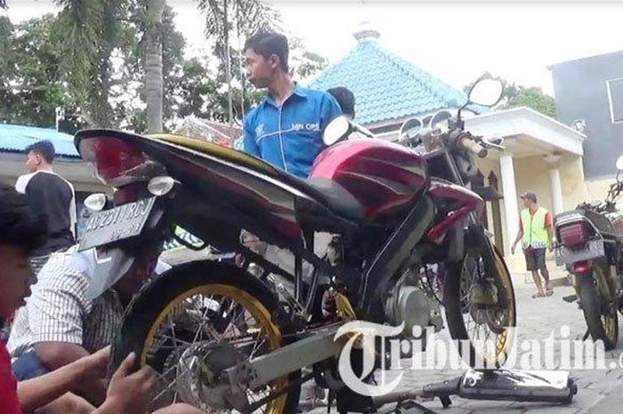 Salah satu sepeda motor yang menggunakan ban cacing dan knalpot brong di Tulungagung 