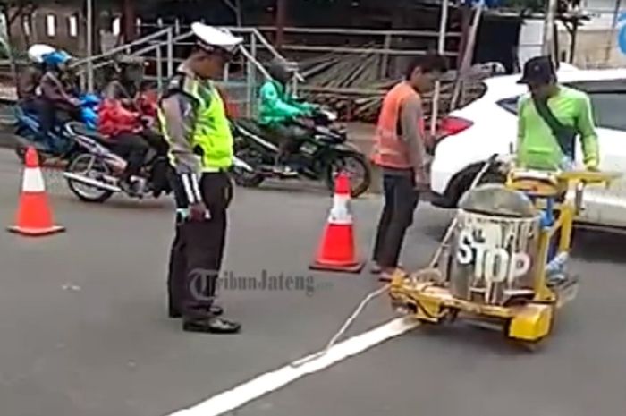Proses pengerjaan pita kejut di jalan