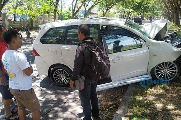 Mobil Toyota Avanza berwana putih dengan Nopol DK 1038 SQ, mengalami kecelakaan tunggal tunggal di By Pass Ida Bagus Mantra, Kusamba, Klungkung, Bali, Jumat (10/1/2020).
