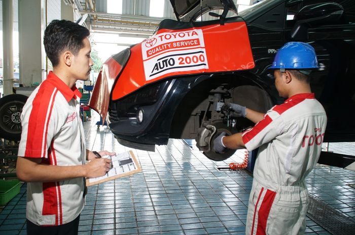 Proses perbaikan mobil pelanggan di Auto2000