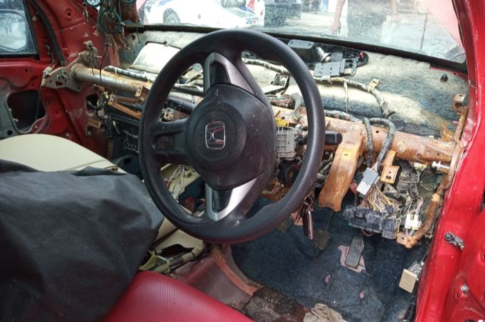 Interior Honda Brio rusak parah akibat terendam banjir.