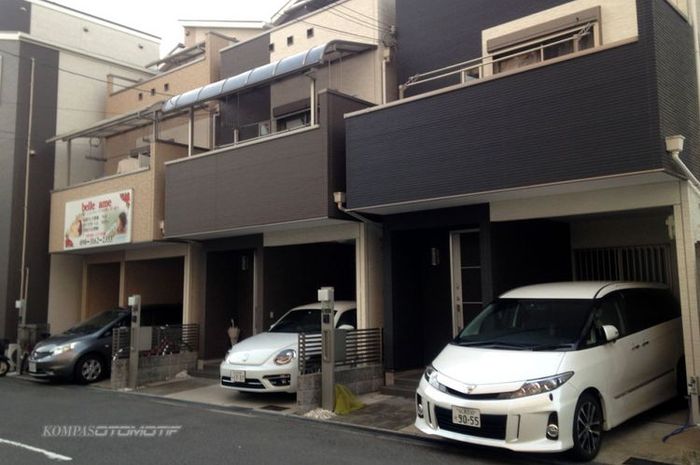Rata-rata satu rumah satu mobil di Jepang dan parkir di garasi sendiri atau di tempat penyewaan.(Ghulam/KompasOtomotif)