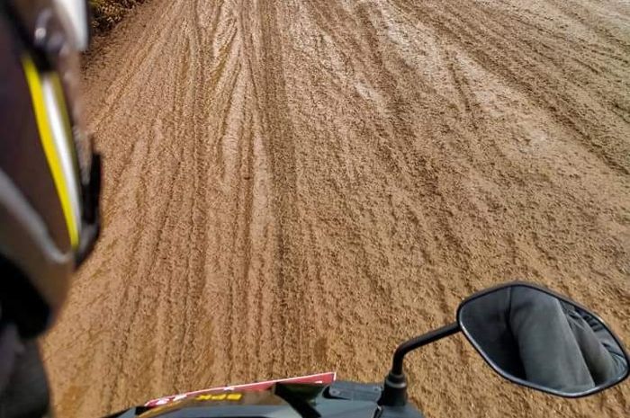 Kondisi Jalan Nasional di Desa Sungai Puting yang diumpamakan mirip bubur merah