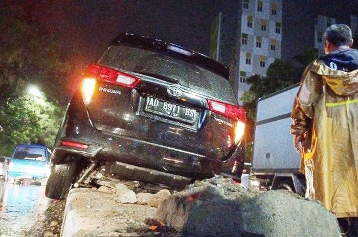 Toyota Kijang Innova Kanjeng Gusti Pangeran Haryo (KGPH) Dipokusumo menabrak median jalan di Halan Adi Sucipto, Surakarta