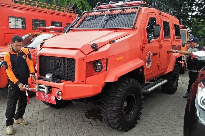 Mobil amfibi milik Badan Penanggulangan Bencana Daerah (BPBD) Kabupaten Gresik.