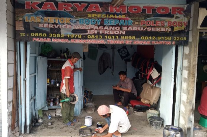 Karya Motor, salah satu bengkel spesialis body repair dan AC mobil di Pasar Mobil Kemayoran.