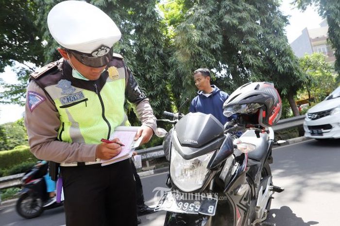 Penggunaan lampu motor di siang hari wajib dilakukan pengendara motor.