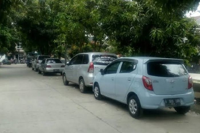Pemilik mobil yang parkir nggak di dalam garasi, dianggapnya mengganggu fungsi jalan.
