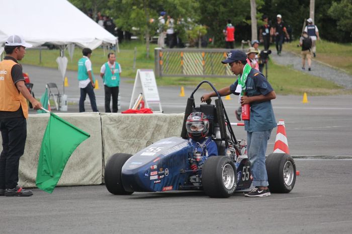 Tim FSAE UNS (Universitas Sebelas Maret) di Sirkuit Shizouka, Jepang, 2019 lalu
