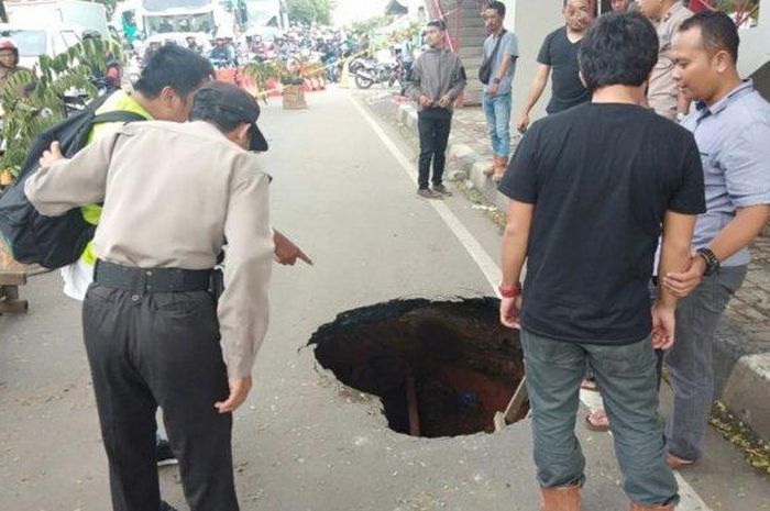 Lubang selebar 5 meter dan sedalam 2,5 meter di Jalan Daan Mogot, Tangerang yang diakibatkan tanah amblas