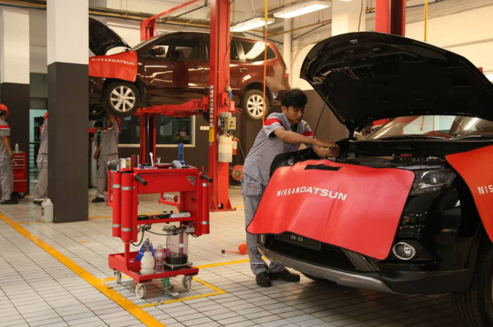 Ilustrasi. Perbaikan mobil di bengkel resmi Nissan.