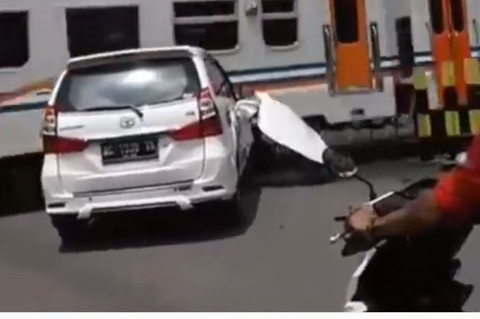 Toyota Avanza tersambar KA Logawa di kabupaten Nganjuk, Jatim, (12/1/20)