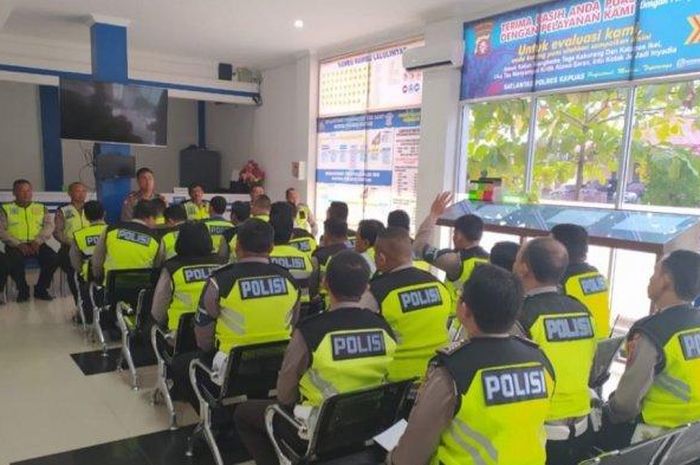 Kasat Lantas Polres Kapuas, AKP Zulyanto L Kramajaya saat memberikan arahan kepada anggota Satlantas Polres Kapuas