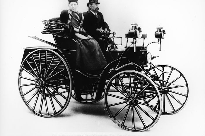 Carl Benz dan dan putrinya Klara Benz Viktoria 1894. 