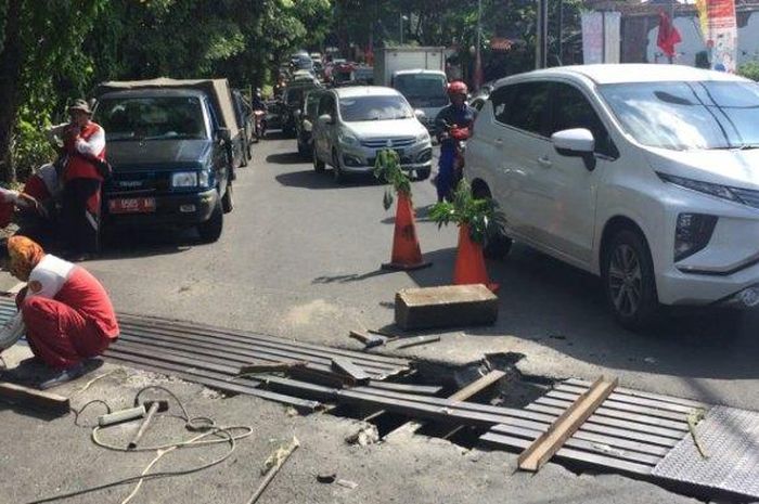 Proses pernaikan grill saluran drainase di Turunan Gombel, Selasa (14/1)