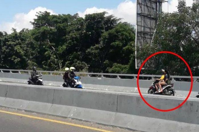 Aksi nekat pengedara motor melawan arus di Jalan Layang Pasupati, Selasa (14/1/2020). 