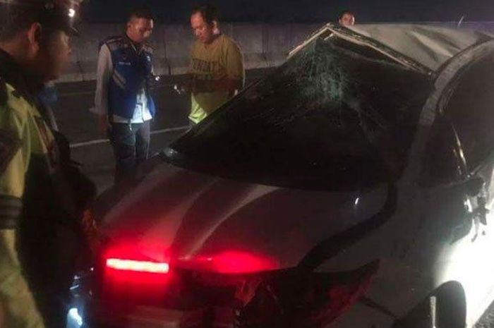 Honda Jazz hancur hajar beton di tol Surabaya-Mojokerto hingga terpental dan berguling dua kali